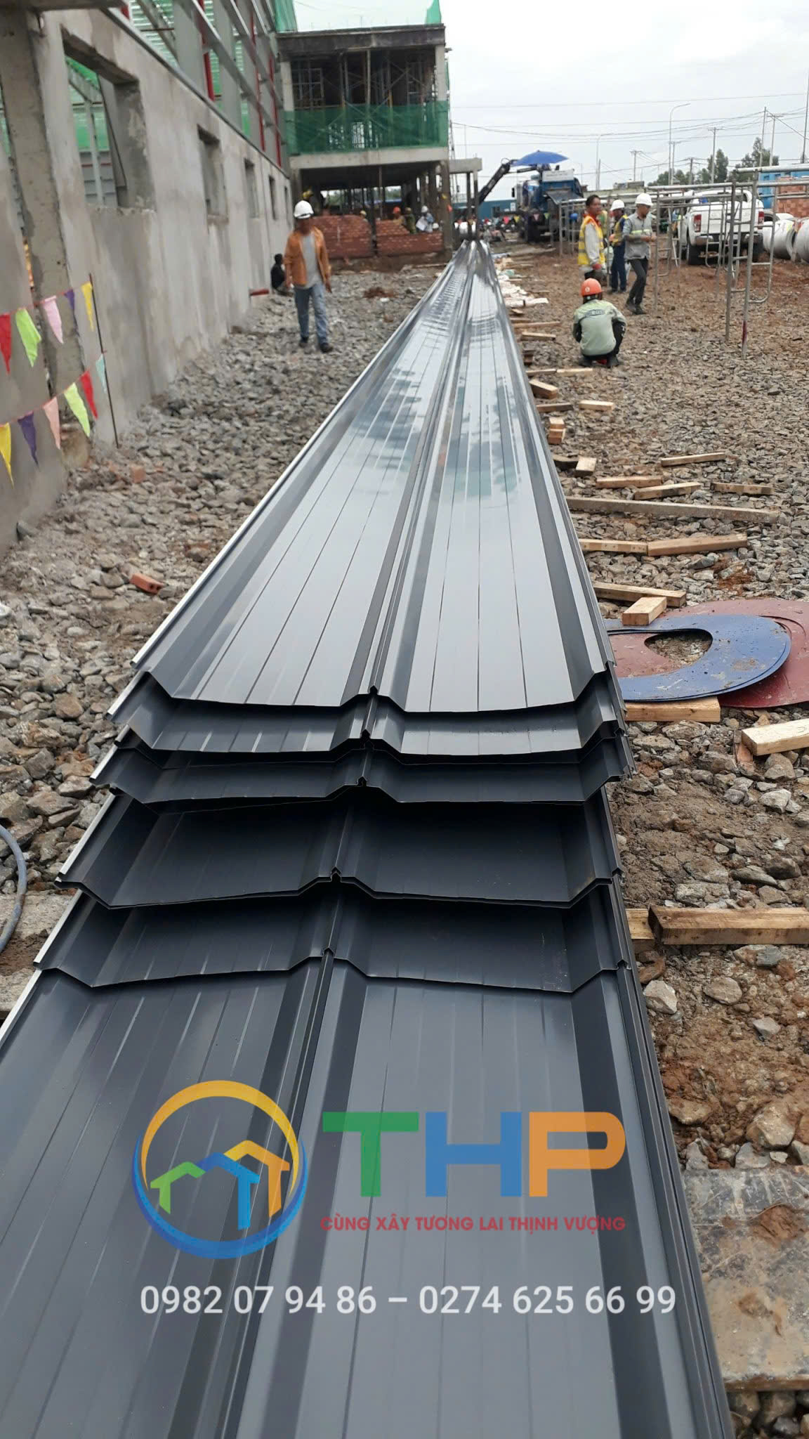 Tôn Seamlock cán tại công trình, phù hợp cho những nhà xưởng có diện tích lớn